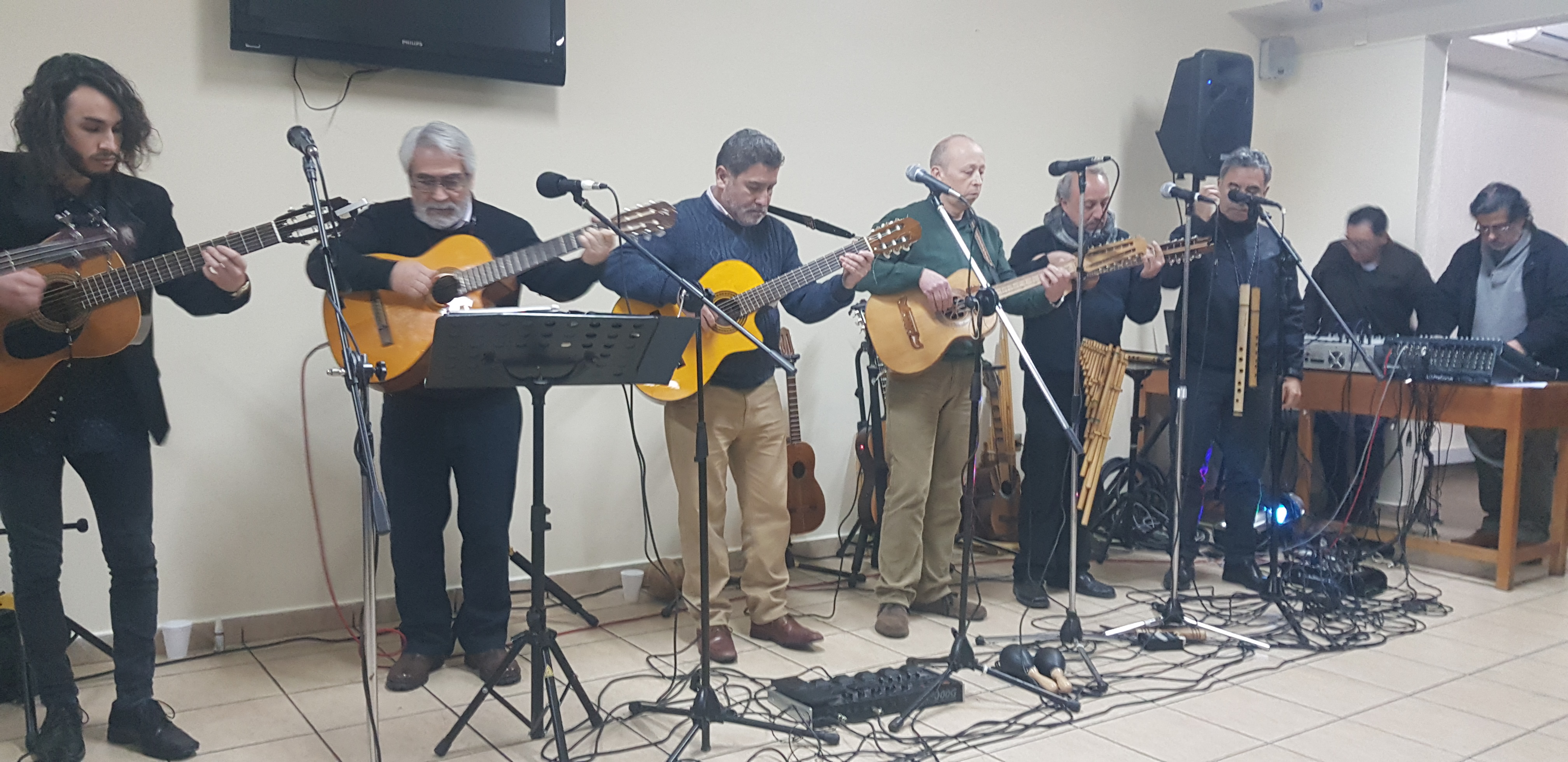 Grupo Origen tocando en formación completa