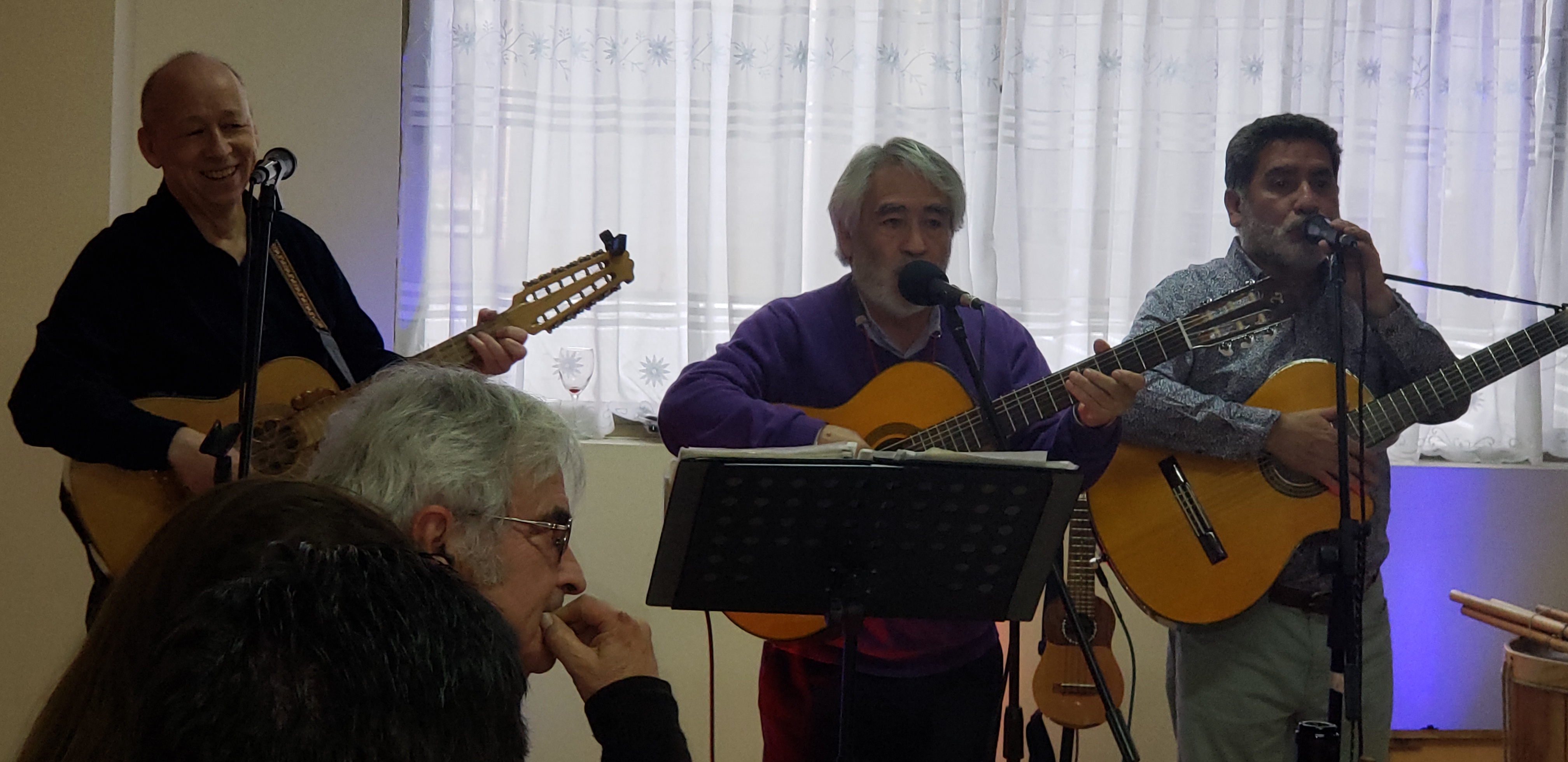 Trío cantando con guitarras