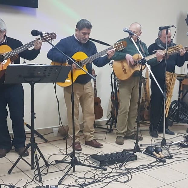 Grupo Origen tocando con luces de escenario