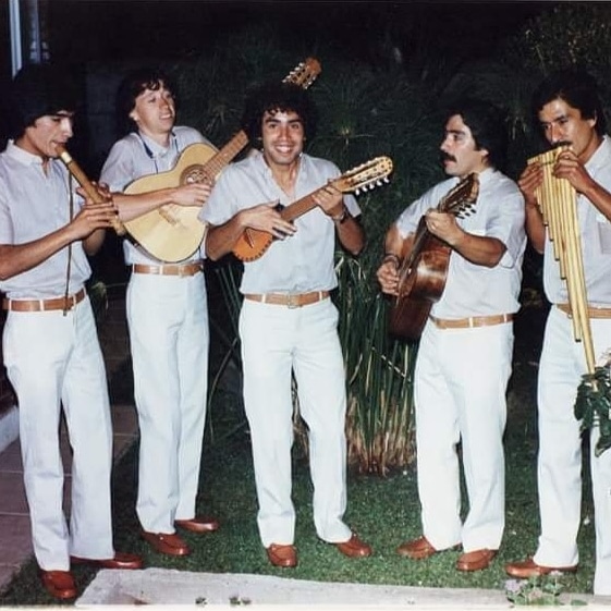 El grupo en sus inicios, tocando al aire libre