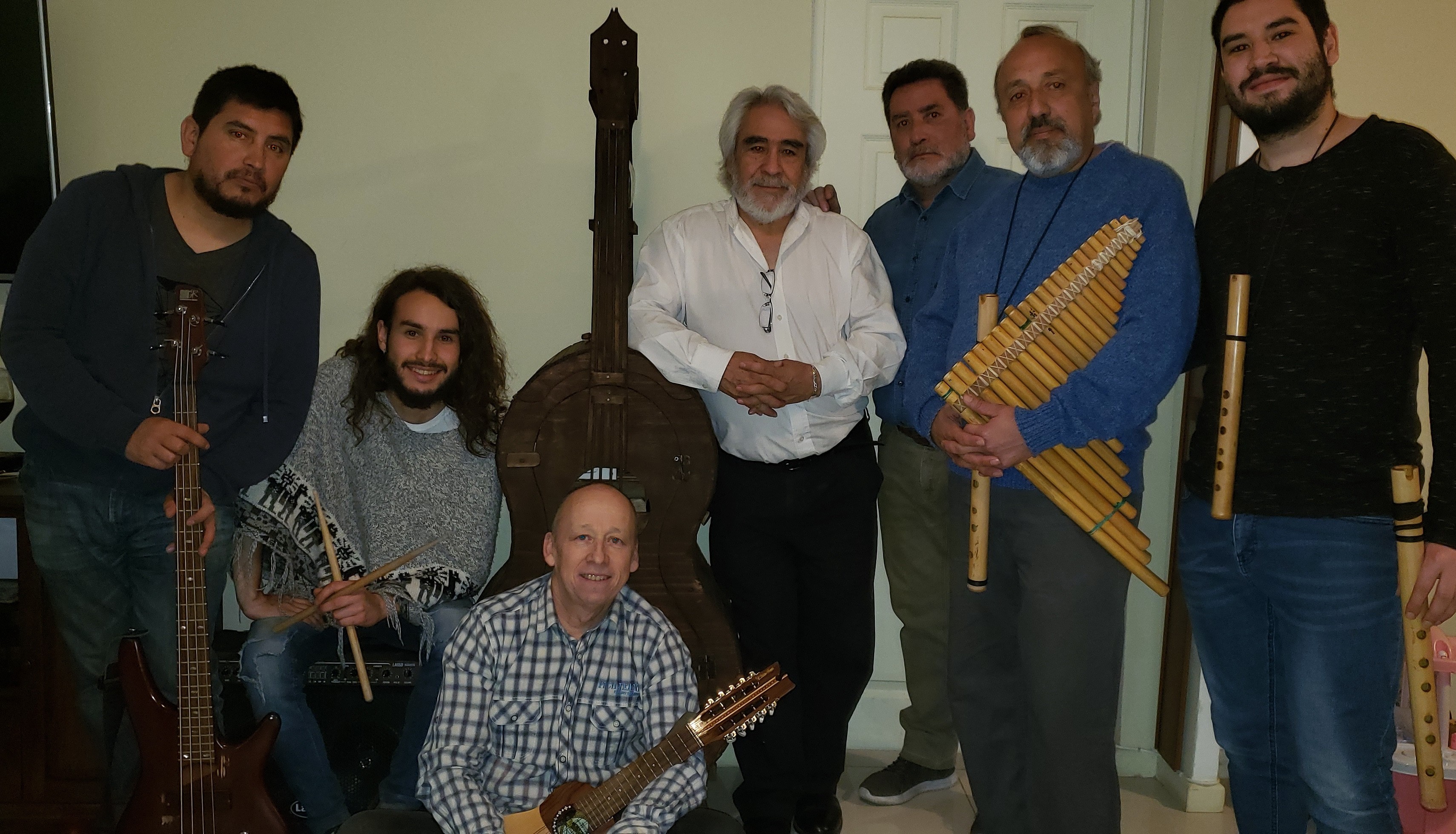 Grupo Origen retratado junto a todos sus instrumentos